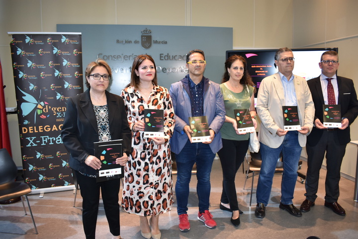 La secretaria general Esperanza Moreno, presenta junto a miembros de la Asociación d Enfermedades Raras D'Genes, la guía Síndrome X Frágil