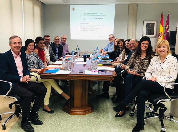 La consejera de Familia e Igualdad de Oportunidades, Violante Tomás, presiden la reunión de la Comisión de Seguimiento de las Líneas Estratégicas de Acción Social 2016- 2020