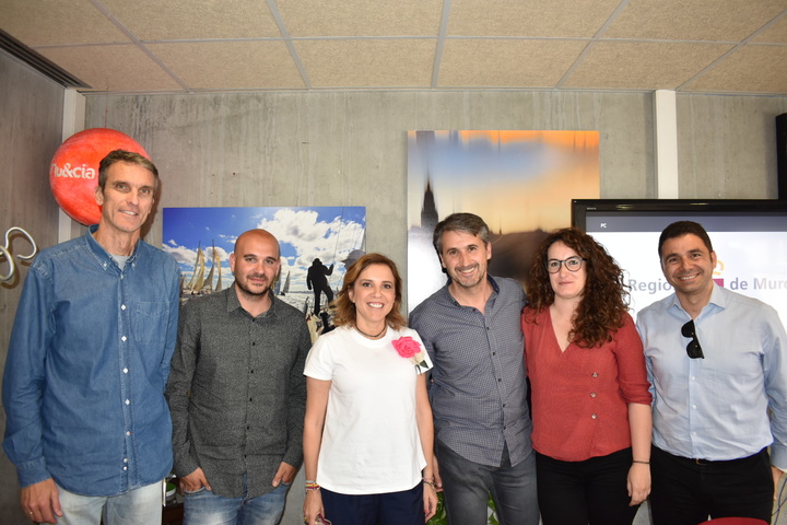 La consejera Adela Martínez-Cachá se reúne con algunos de los 'influencers' más destacados en el ámbito educativo regional