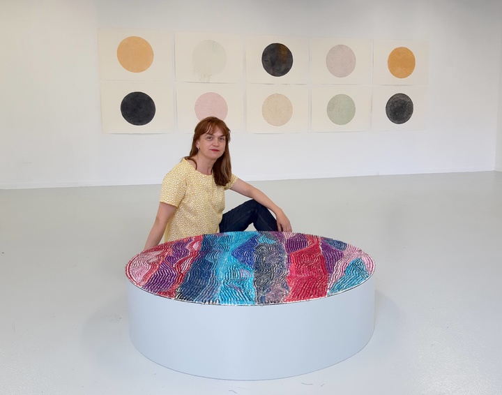 Carmen Baena, junto a algunas de las piezas que expone en el Centro Párraga de Murcia