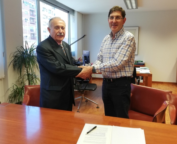 El consejero de Salud , Manuel Villegas, y el Secretario del Colegio de Enfermería de la Región de Murcia, Eduardo Estrella, en la firma de adhesión a la campaña 'Nursing Now'