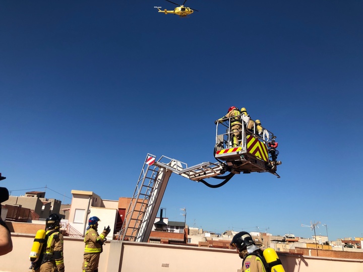 Servicios de emergencia de la Comunidad realizan un simulacro de incendio en el Colegio Sagrado Corazón de Jesús de Alcantarilla