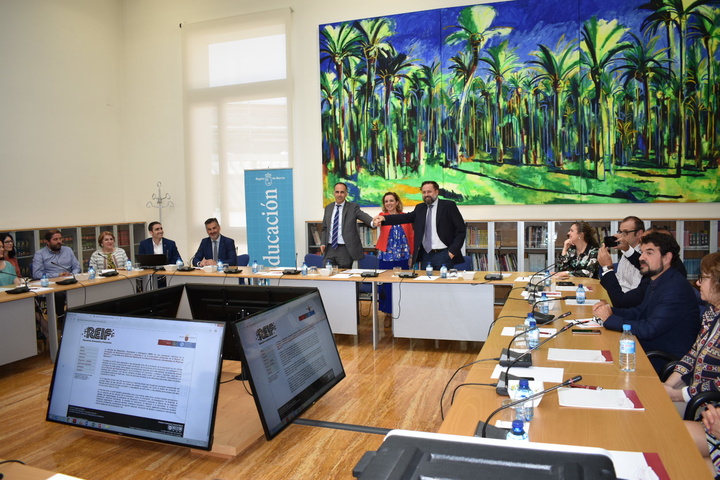 La consejera de Educación, Juventud y Deportes presenta la primera revista digital sobre Educación e Innovación