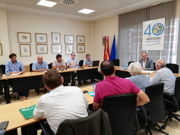 Agricultura analiza con el sector el desarrollo de la campaña de la fruta de hueso