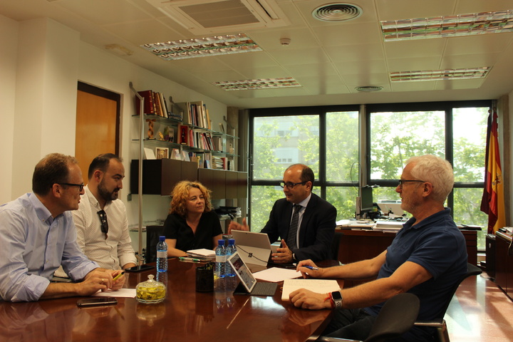 Imagen de la reunión del director del Instituto de Fomento, Joaquín Gómez, el director de la Asociación Empresarial de Investigación Centro Tecnológico del Mármol, Piedra y Materiales (CTM), Javier Fernández, y el presidente de la Asociación de Empresarios del Mármol y de la Piedra de la Región de Murcia (Marsa), Pedro Antonio Marín