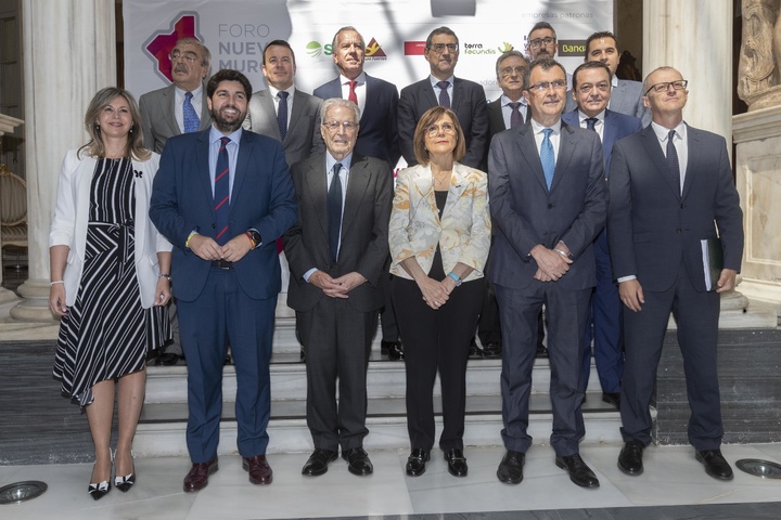 El presidente de la Comunidad en funciones, Fernando López Miras, asiste a la conferencia del jurista Antonio Garrigues Walker en el marco de los encuentros informativos del Foro Nueva Murcia