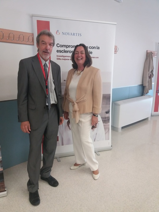 El jefe del servicio de Neurología, José Antonio Pérez Vicente, y la directora médica del área de Salud de Cartagena, Carmen Santiago