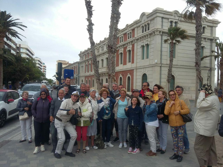 Un grupo de turistas búlgaros disfruta del programa de vacaciones en la Región