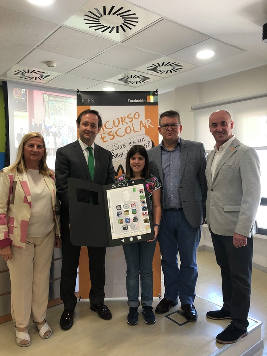 Una alumna del colegio Santa María de la Paz de Murcia gana la fase regional del concurso '¿Qué es un rey para ti?'