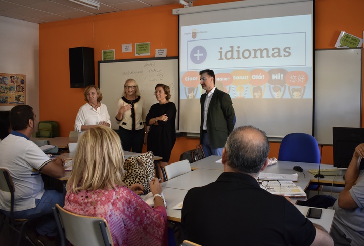 Adela Martínez-Cachá durante una de sus visitas a la Escuela Oficial de Idiomas de Murcia