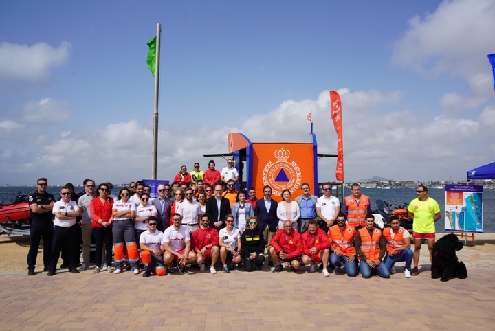 El consejero de Presidencia, la alcaldesa de San Pedro del Pinatar y el presidente autonómico de Cruz Roja, con efectivos del Plan COPLA en La Mota