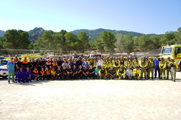 El consejero de Presidencia en funciones, Pedro Rivera, con representantes del dispositivo desplegado por el Plan Infomur