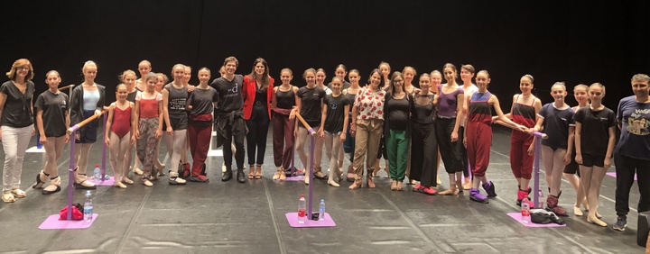 La consejera Miriam Guardiola asiste a la clase magistral del bailarín principal de la Compañía Nacional de Bailado Portugal