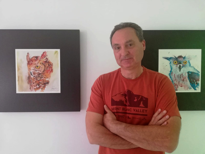 El artista Rogelio Balibrea, junto a una de las obras que expone en Puerto Lumbreras dentro del Plan de Espacios Expositivos de la Consejería de Turismo y Cultura
