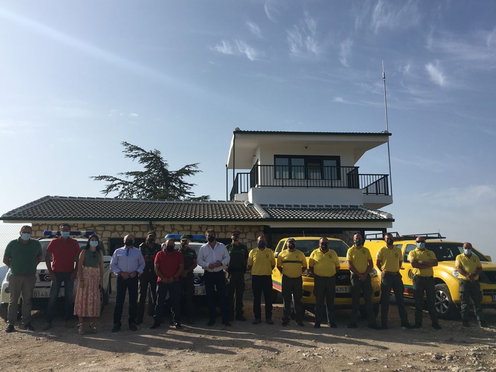 El director general del Medio Natural, Fulgencio Perona, junto a los trabajadores del punto de vigilancia forestal de La Rogativa (Moratalla)