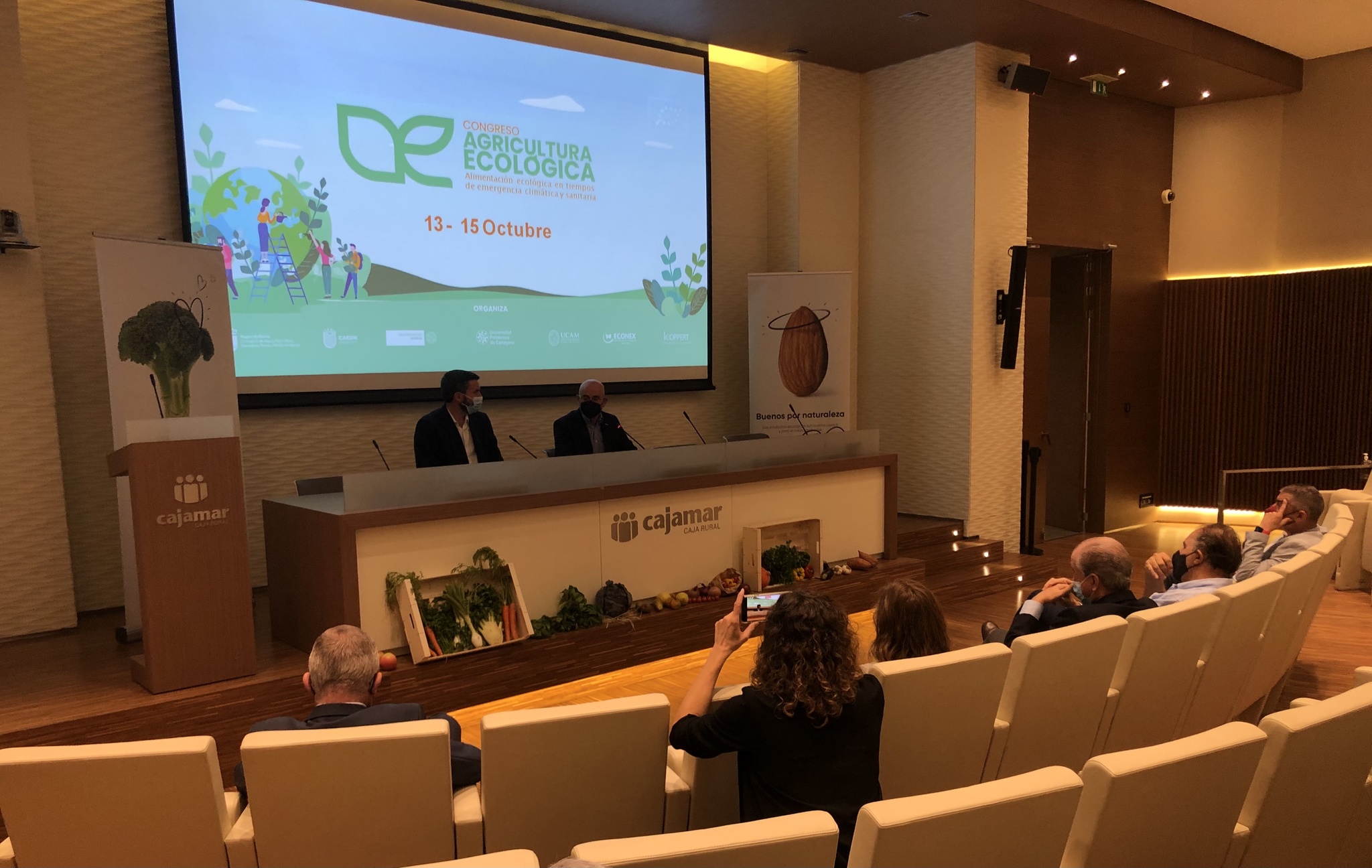 El consejero Antonio Luengo y el presidente del Consejo de Agricultura Ecológica, durante la presentación del congreso