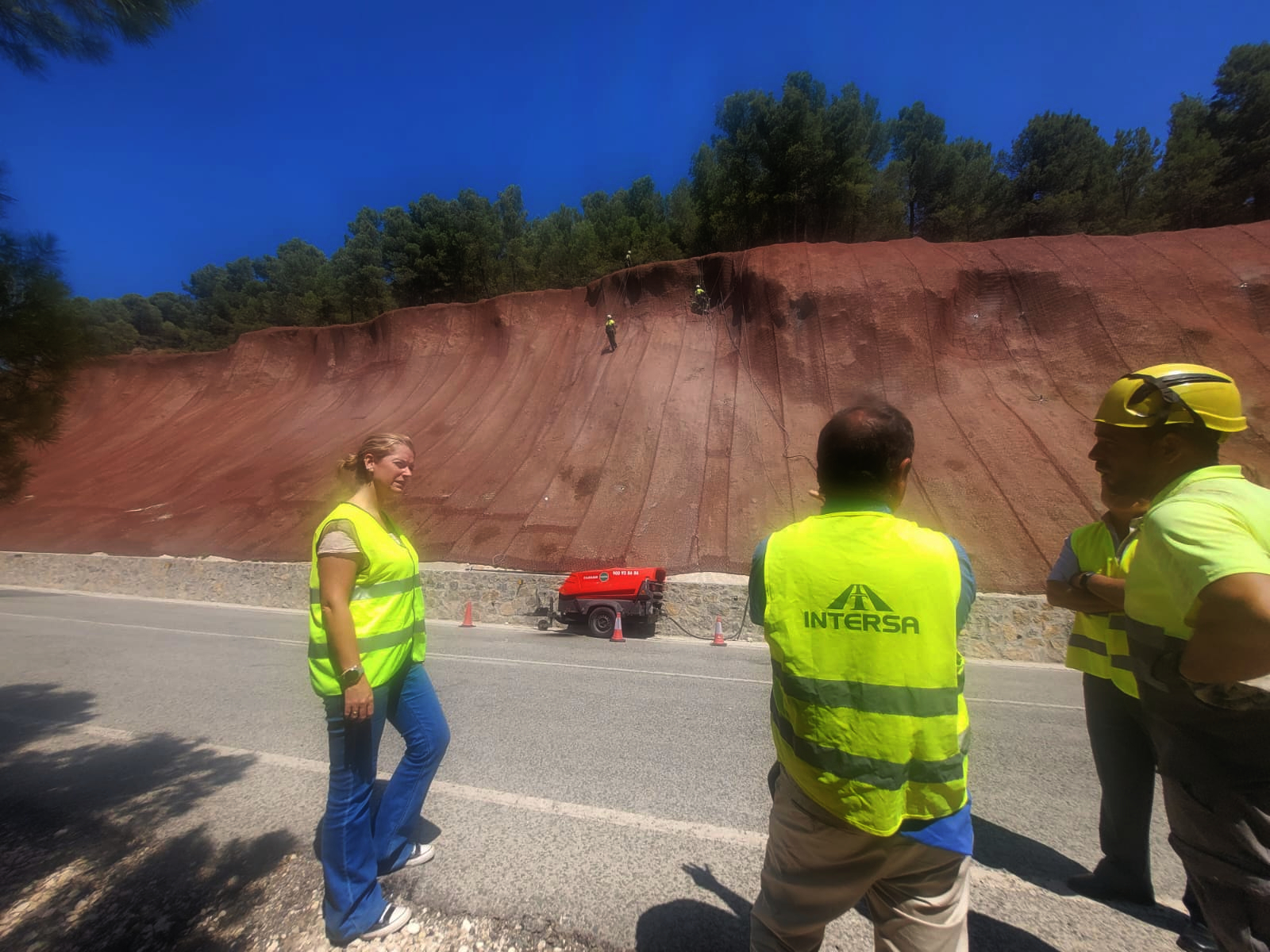 La directora general de Carreteras, María Casajús, visitó los trabajos para el refuerzo y estabilización de varios taludes en la carretera que une Moratalla con el Campo de San Juan (RM-703)