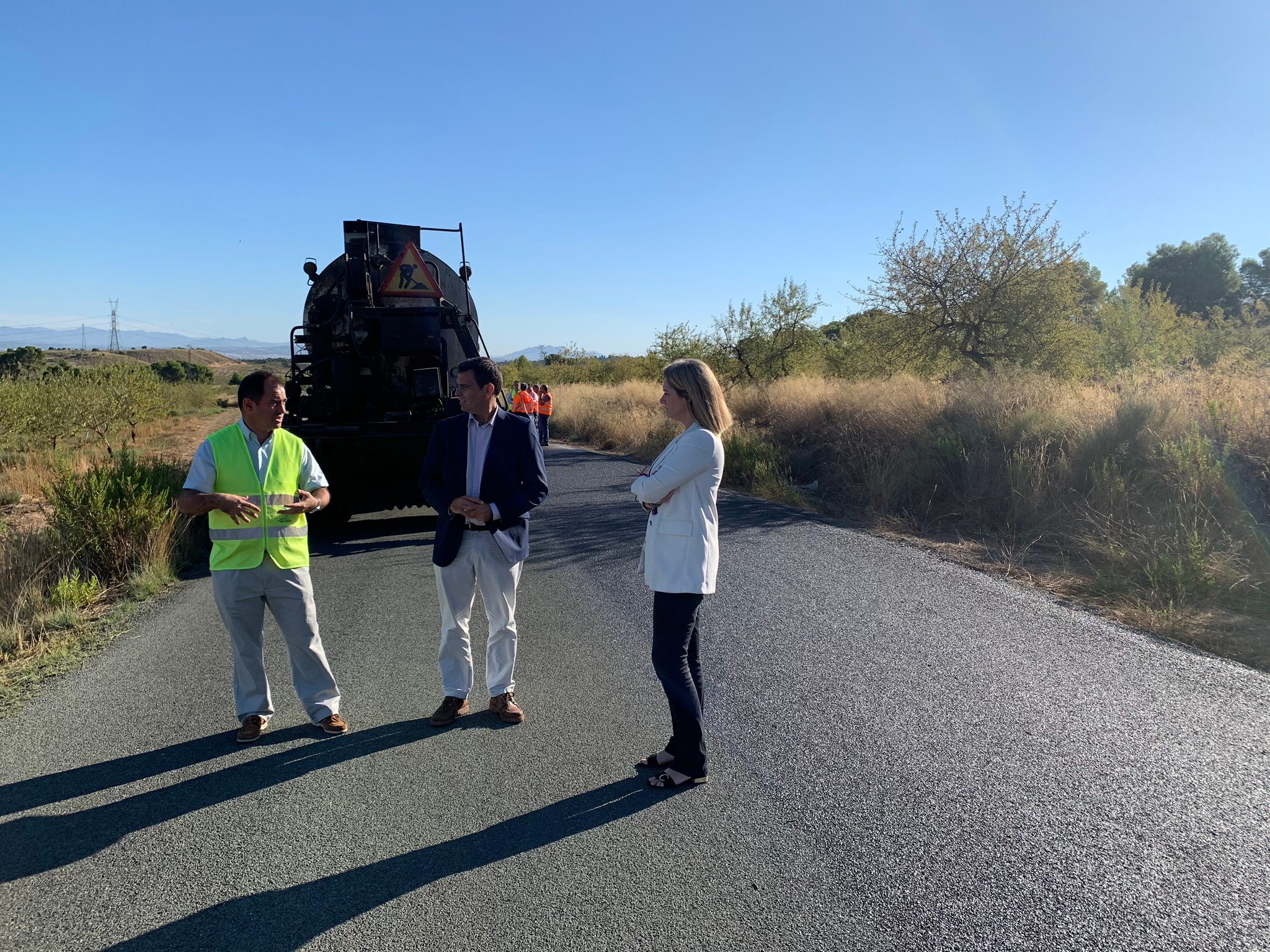 El consejero de Fomento e Infraestructuras, José Ramón Díez de Revenga, acompañado por la directora de Carreteras, María Casajús, visitan las obras de mejora de la carretera que une Barqueros con Fuente Librilla