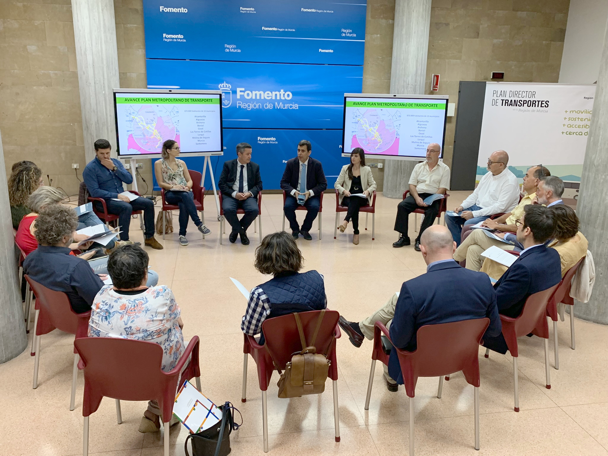 El consejero de Fomento e Infraestructuras, José Ramón Díez de Revenga, expone el avance del Plan Metropolitano a los miembros de la Mesa del Transporte