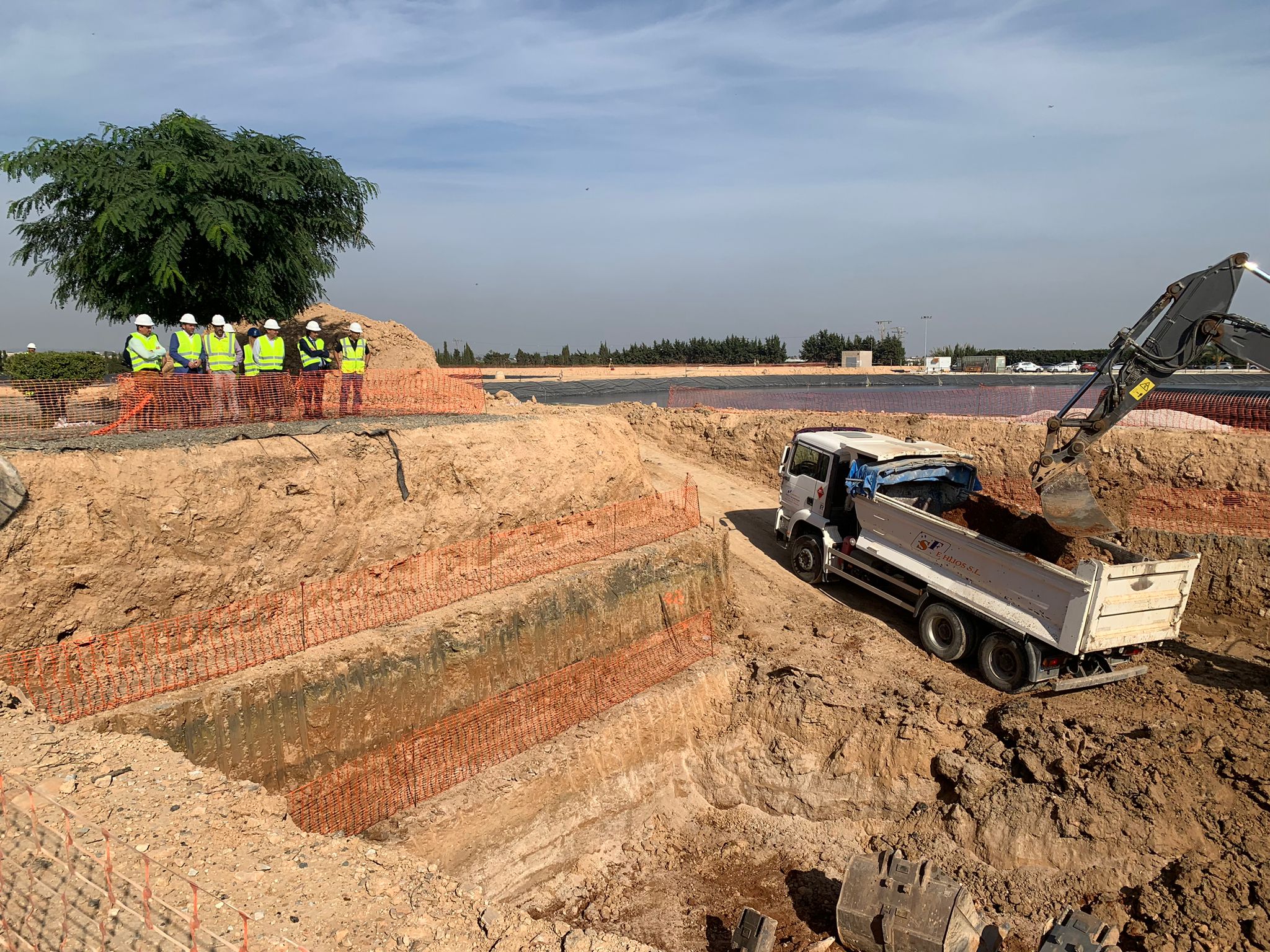 El consejero Antonio Luengo y el alcalde de San Javier, José Miguel Luengo, contemplan el trabajo de la maquinaria en el lugar del tanque de tormentas