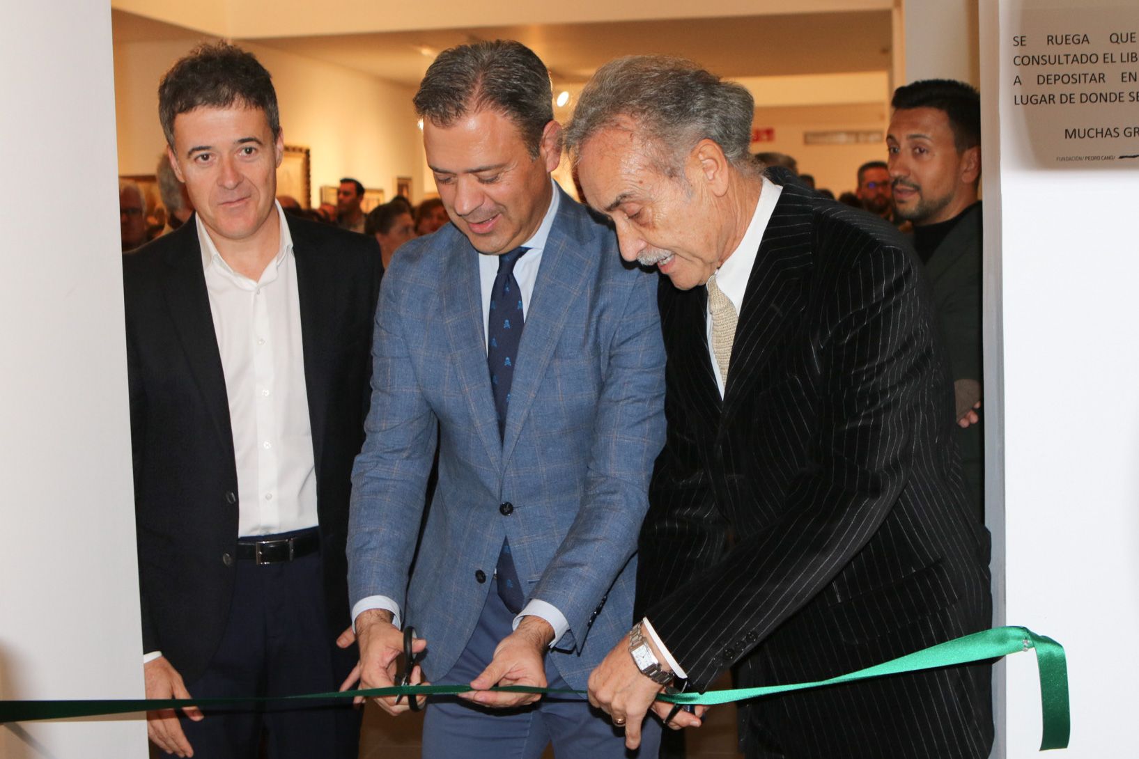 El consejero de Presidencia, Turismo, Cultura y Deportes, Marcos Ortuño, inaugura el nuevo centro, junto con el artista, Pedro Cano, y el alcalde de Blanca, Pedro Luis Molina.