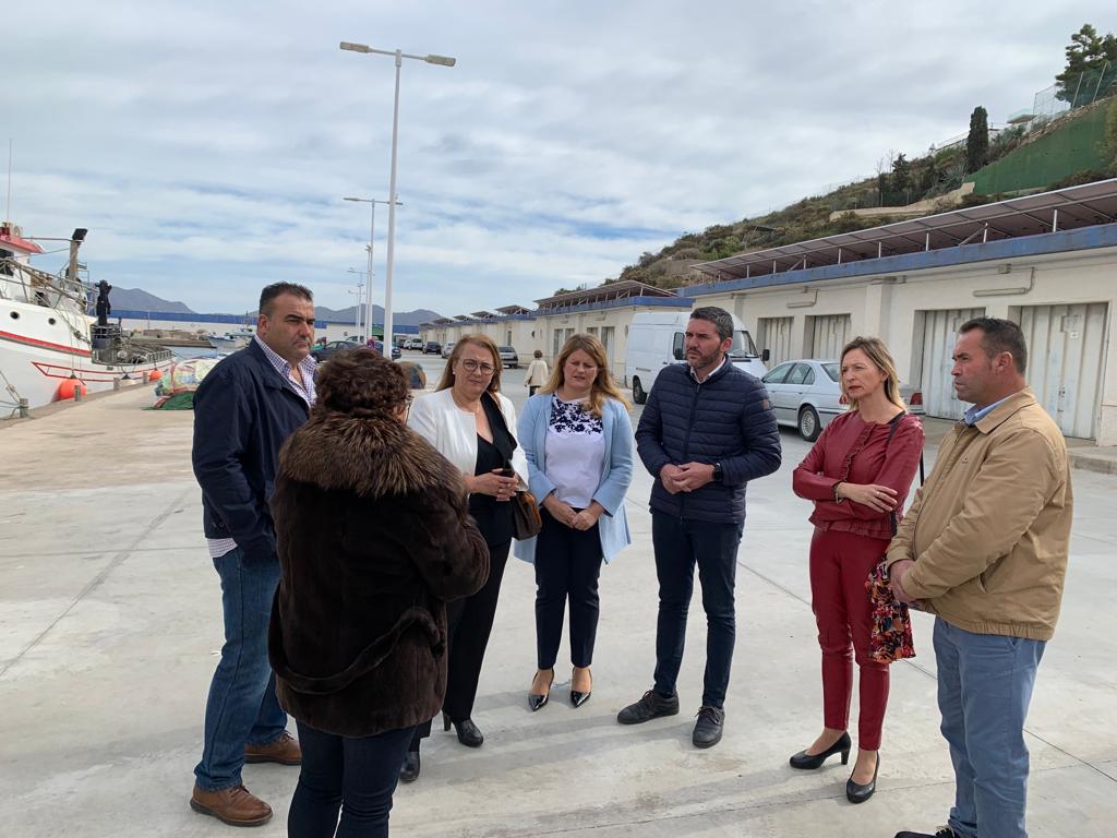 El consejero Antonio Luengo, durante su visita a la Lonja de Pescadores del Puerto de Mazarrón.