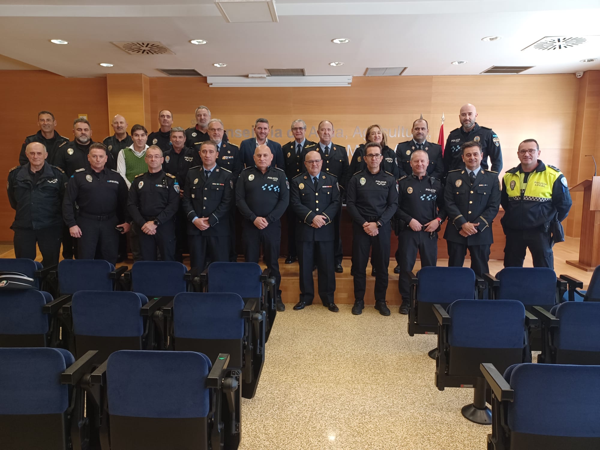 El consejero Antonio Luengo, con los jefes de las Policías Locales de la Región presentes en el encuentro celebrado hoy.