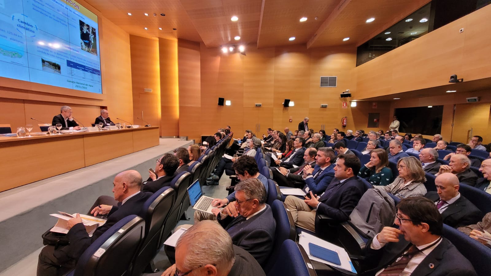 El consejero Antonio Luengo, entre los participantes en el Consejo Nacional del Agua, reunido hoy en Madrid.