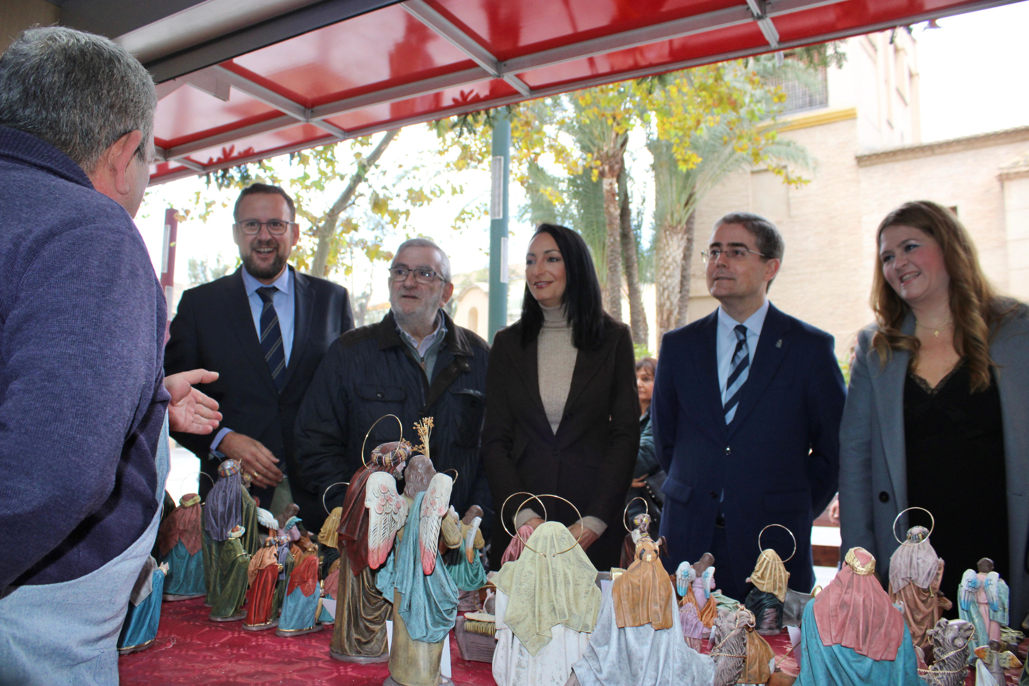 La consejera de Empresa, Empleo, Universidades y Portavocía, Valle Miguélez, inauguró hoy la 38 edición de la Muestra de Artesanía de Navidad de la Región de Murcia.