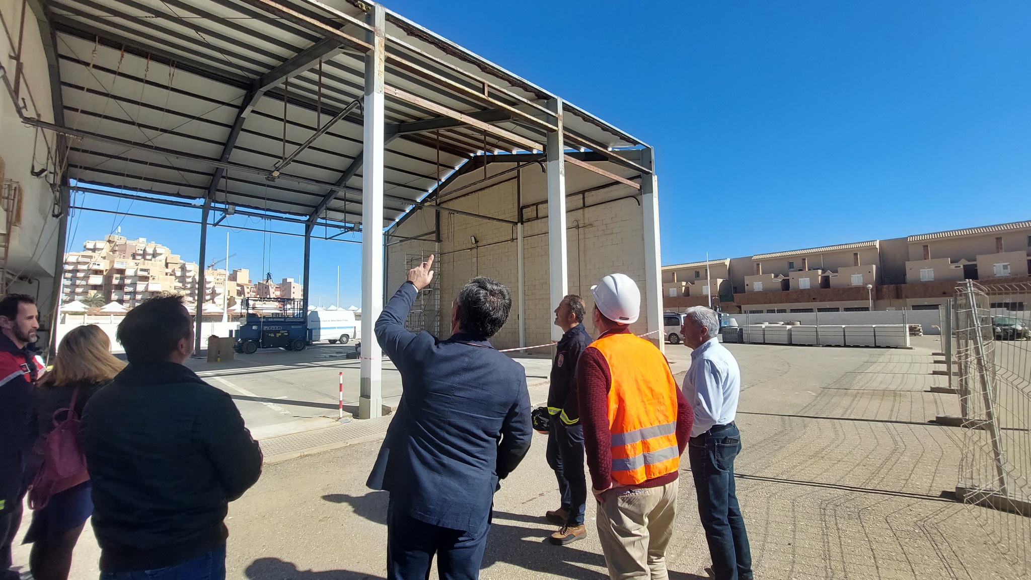 El consejero de Medio Ambiente, Mar Menor, Universidades e Investigación, Juan María Vázquez, visita las obras de rehabilitación del hangar del parque de bomberos de La Manga del Mar Menor