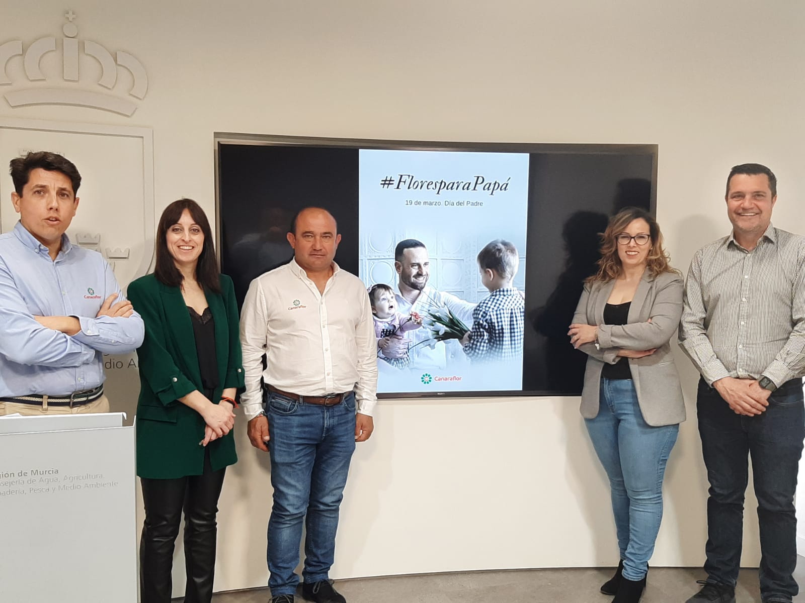 La directora general de Agricultura y los representantes de Canaraflor, durante la rueda de prensa de presentación de la campaña.