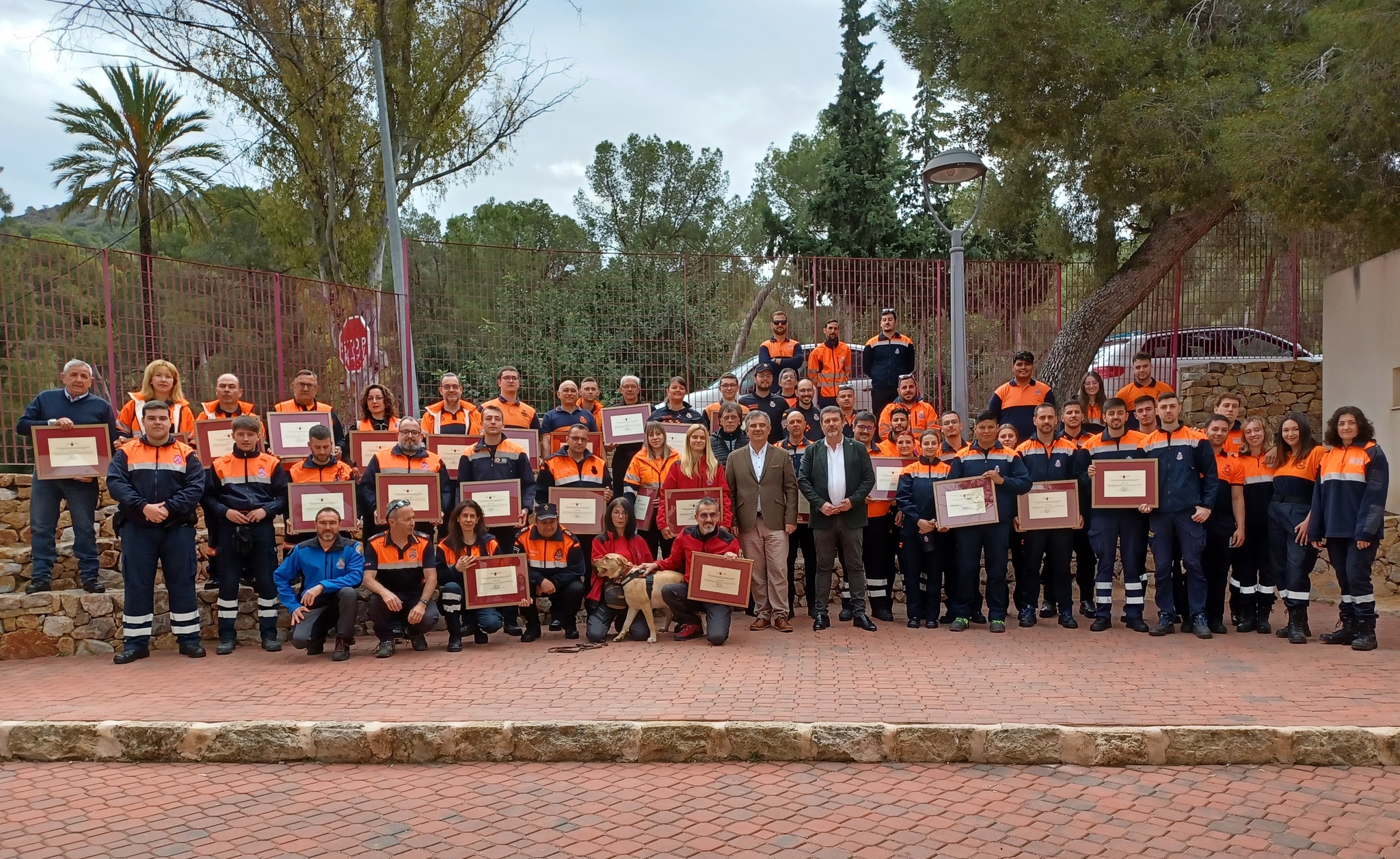 El consejero de Medio Ambiente, Mar Menor, Universidades e Investigación, Juan María Vázquez, junto a voluntarios de Protección Civil de la Región que han asistido a la jornada de convivencia en El Valle.