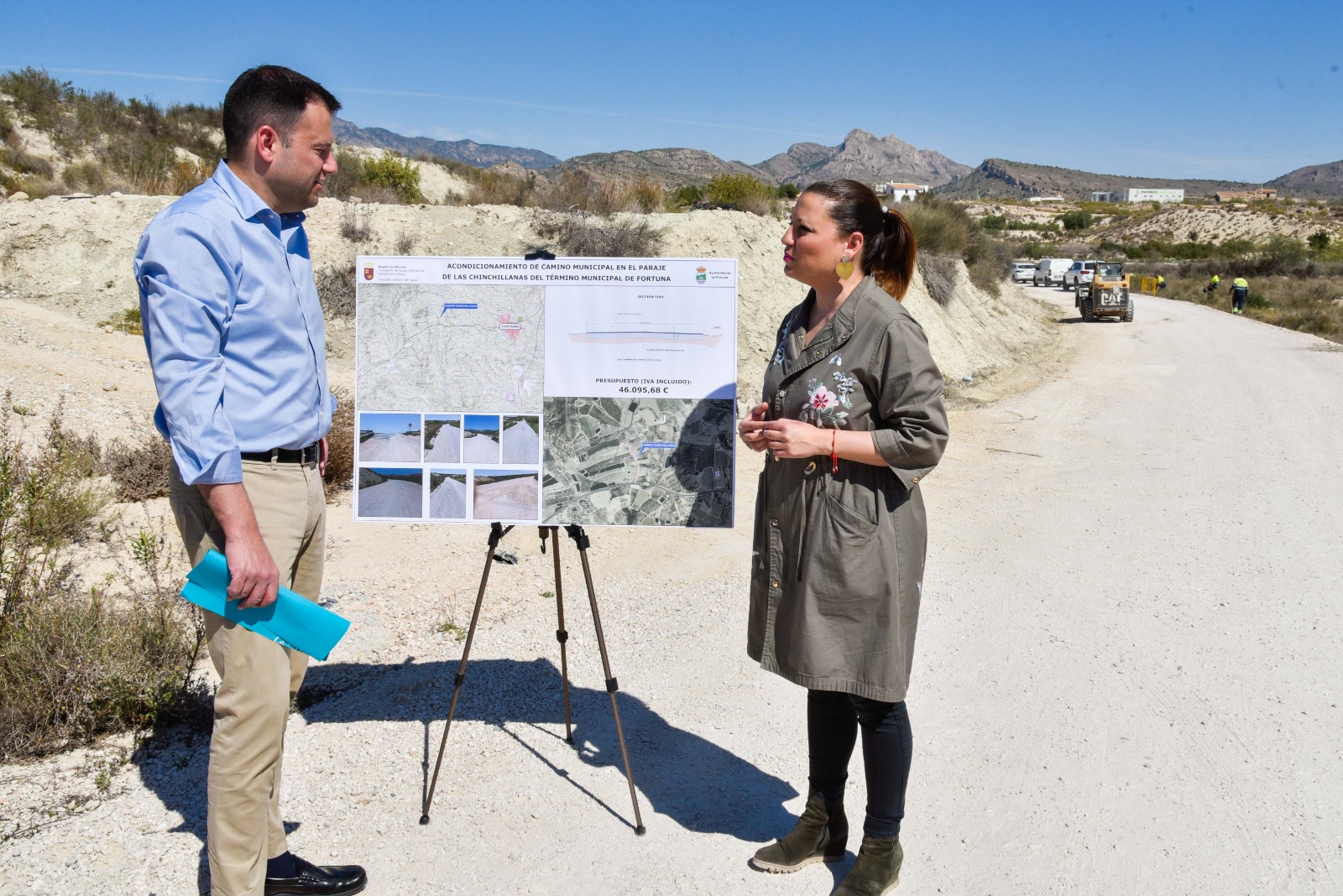 El director general del Agua, José Sandoval, y la alcaldesa de Fortuna, Catalina Herrero, durante su visita a las obras del camino de Chinchillanas