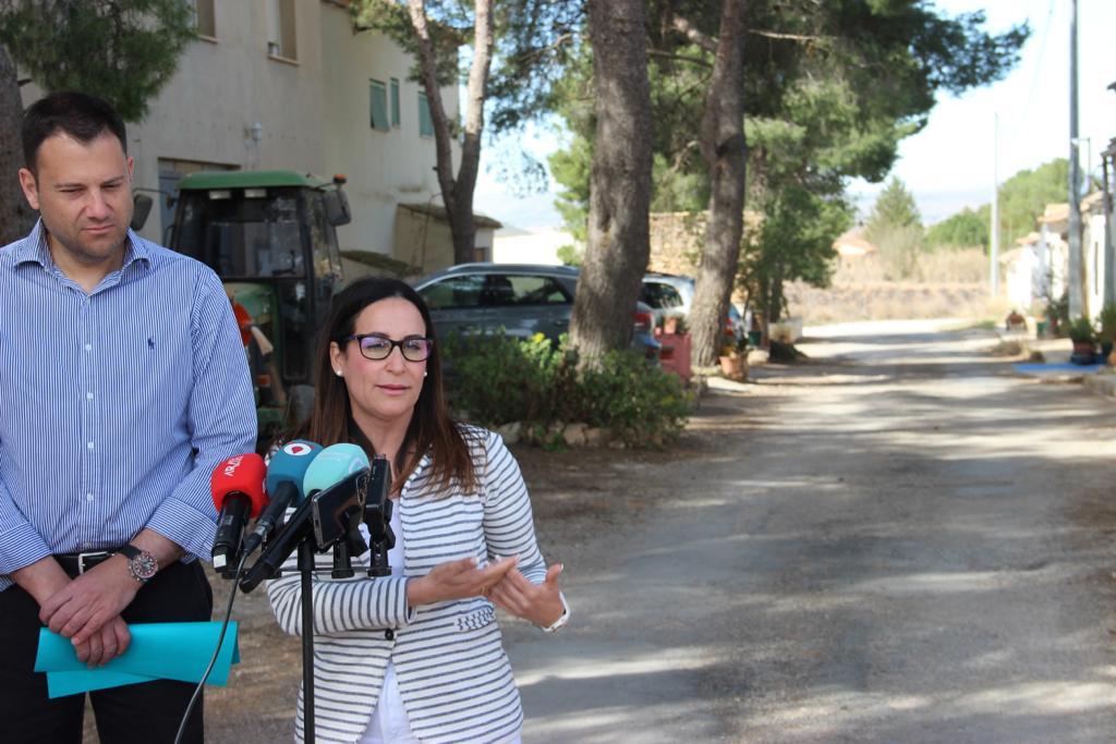 El director general del Agua, José Sandoval, y la alcaldesa de Yecla, Remedios Lajara, durante la visita al camino rural del Paraje de la Bronquina