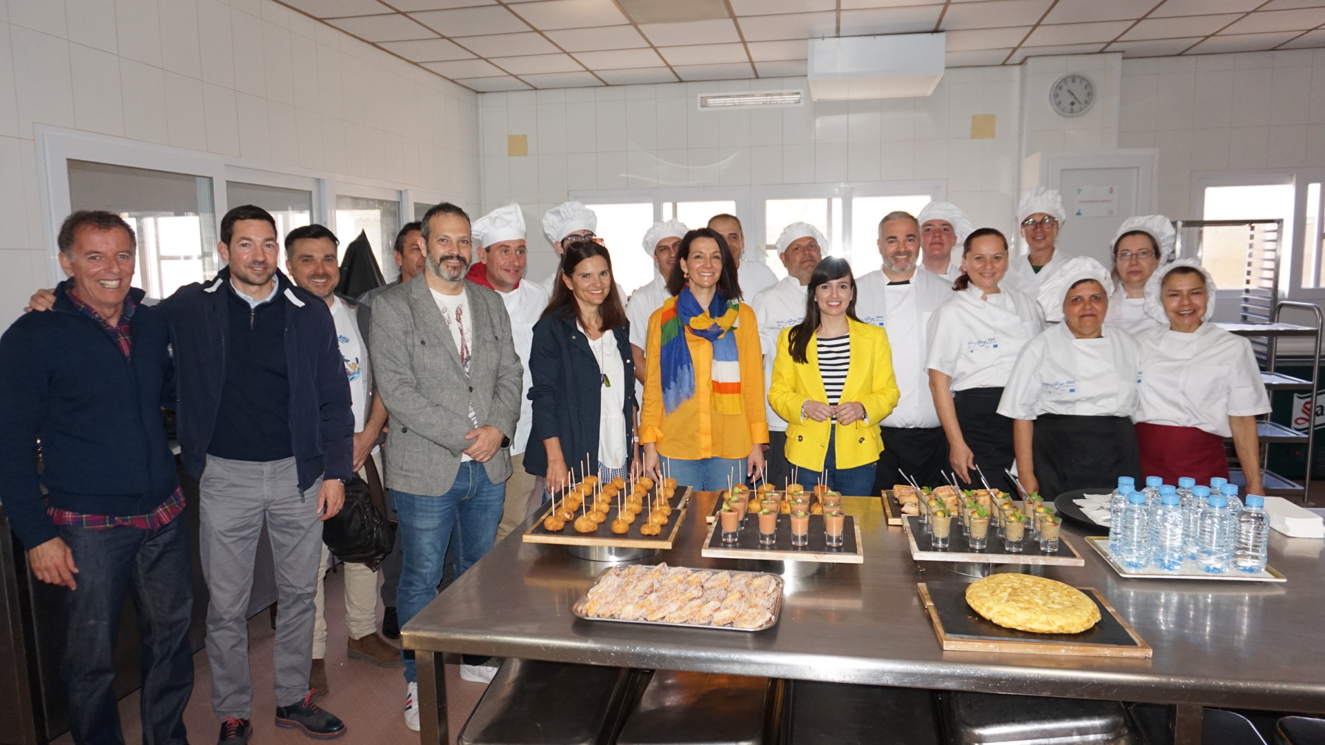 La directora general de Movilidad y Litoral, Marina Munuera, junto con los alumnos de los cursos de Auxiliar de Cocina y Socorrismo enmarcados en la estrategia EDUSI, 'La Manga 365' (1)