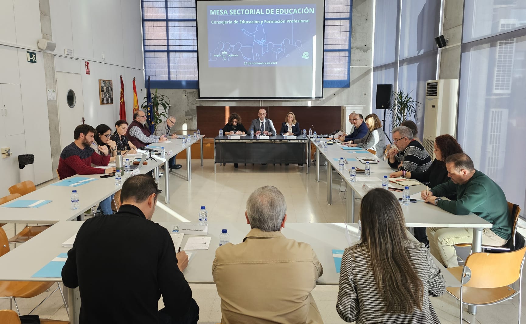 El consejero de Educación y Formación Profesional, Víctor Marín, presidió hoy la  sesión ordinaria de la Mesa Sectorial de Educación.