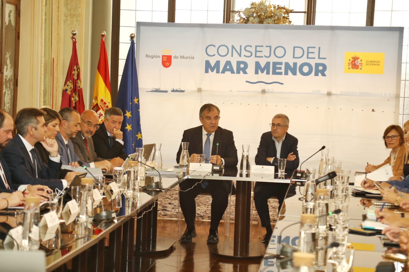 El consejero de Medio Ambiente, Universidades, Investigaci&oacute;n y Mar Menor, Juan Mar&iacute;a V&aacute;zquez,&nbsp;junto al secretario de Estado de Medio Ambiente, Hugo Mor&aacute;n, durante la constituci&oacute;n del Consejo del Mar Menor.