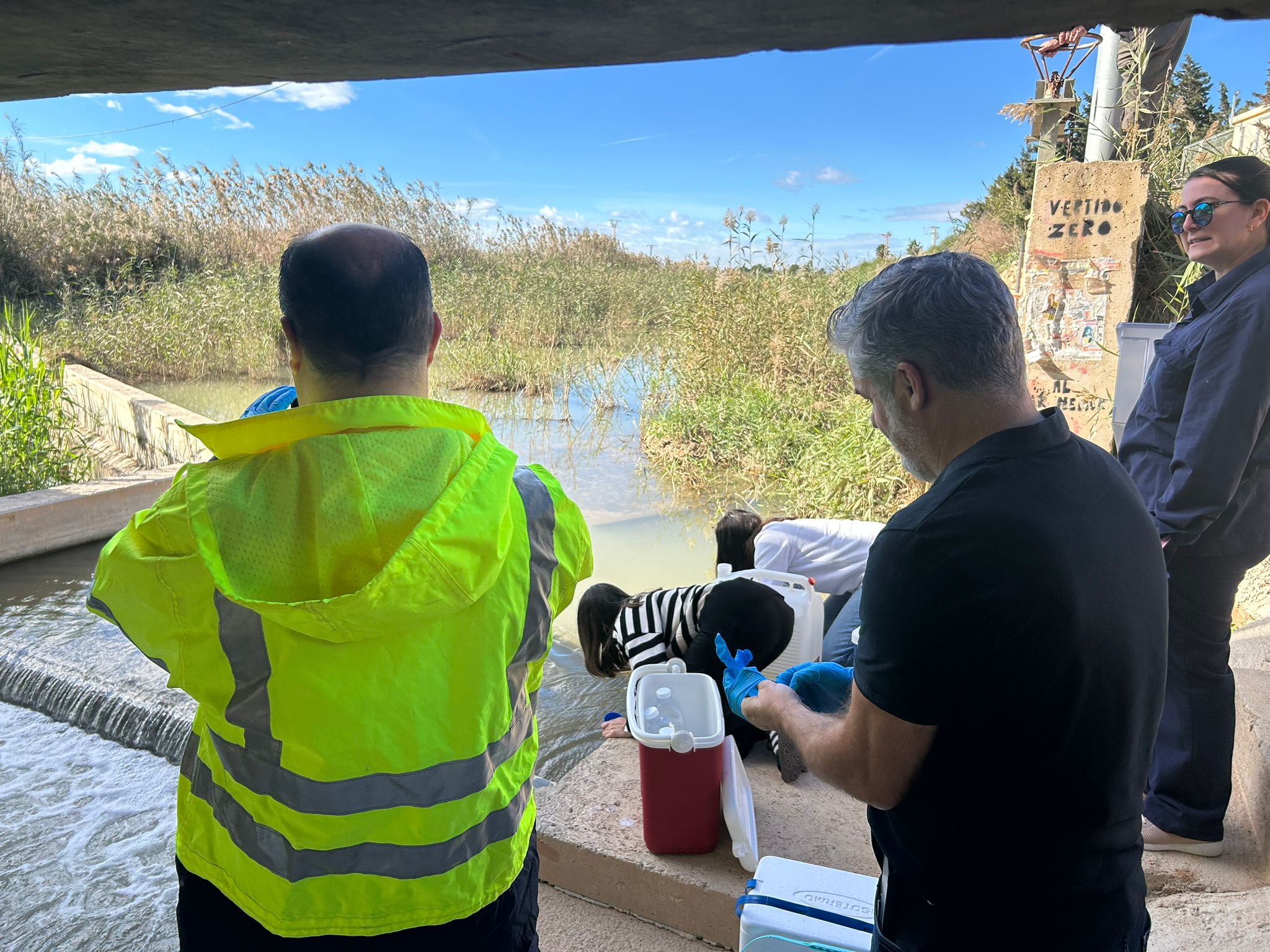 El director general del Mar Menor,&nbsp;V&iacute;ctor Serrano, durante la recogida de muestras en la rambla de El Albuj&oacute;n,&nbsp; dentro del marco del proceso de desarrollo de la compra p&uacute;blica innovadora iniciado por el Gobierno regional en colaboraci&oacute;n con CDTI con el objetivo de desarrollar una tecnolog&iacute;a eficiente para la desnitrificaci&oacute;n de las aguas continentales que interact&uacute;an con el Mar Menor.