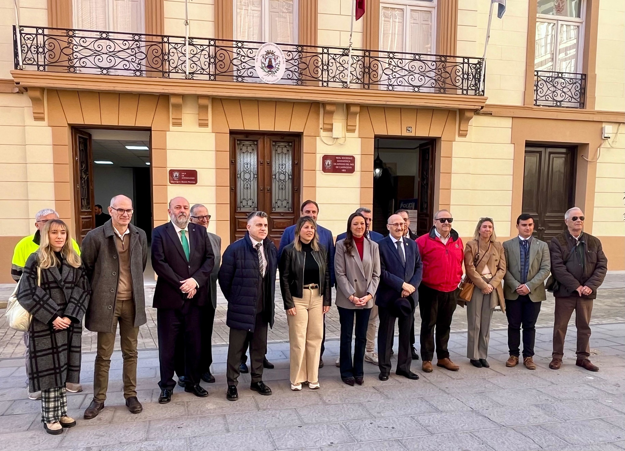 La consejera Carmen Conesa y la alcaldesa de Cartagena, Noelia Arroyo, con miembros de la Sociedad de Amigos del Pa&iacute;s de Cartagena y autoridades.