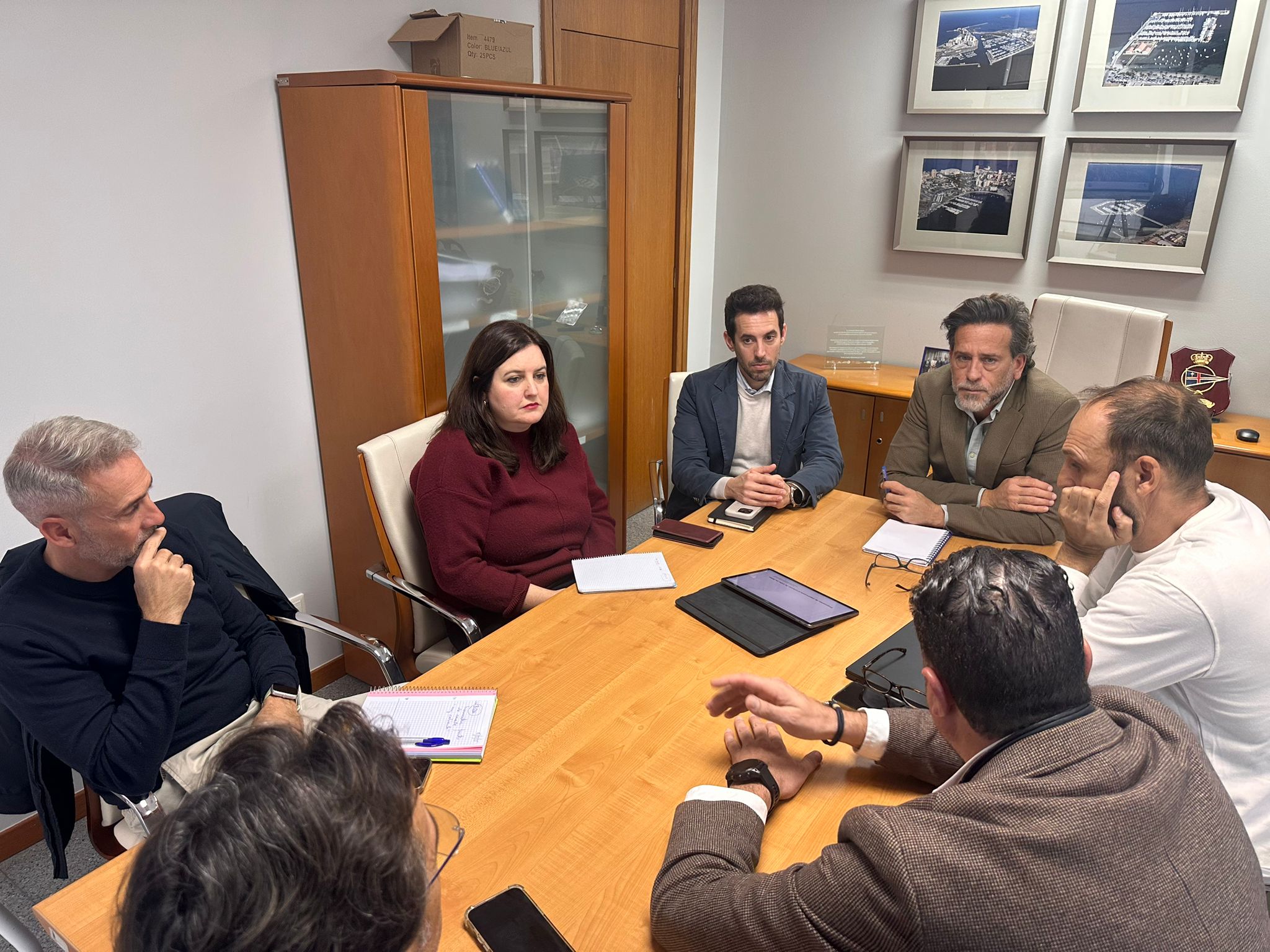 El secretario general de la Consejer&iacute;a de Fomento e Infraestructuras, Jos&eacute; Francisco Lajara y el director general de Litoral y Puertos, Pablo Mar&iacute;n, junto a &nbsp;representantes de las asociaciones de vecinos y de empresarios de Cabo de Palos