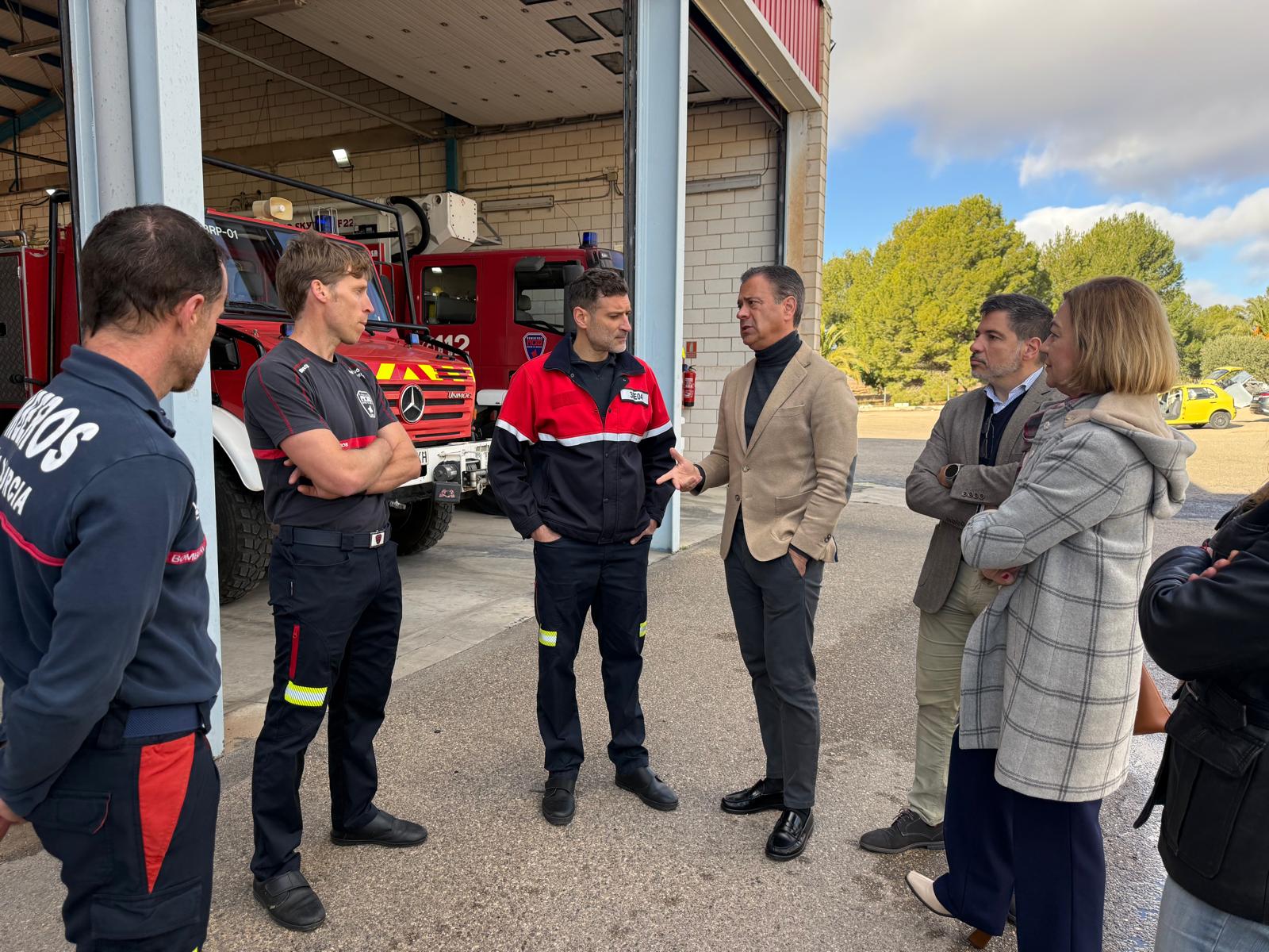 El consejero de Presidencia, Portavoc&iacute;a, Acci&oacute;n Exterior y Emergencias, Marcos Ortu&ntilde;o, junto con la alcaldesa de Jumilla, Seve Gonz&aacute;lez, y el gerente del Consorcio, Carmelo Caba&ntilde;ero, en la visita al parque de bomberos de este municipio.