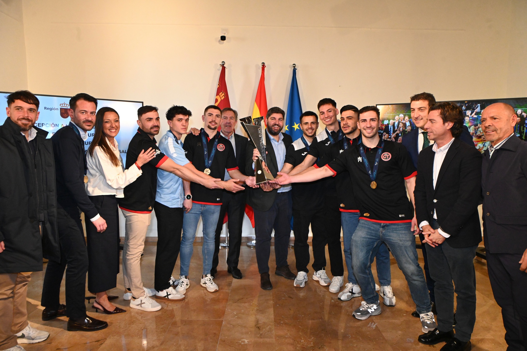 L&oacute;pez Miras pone en valor que "la mitad de la selecci&oacute;n" de f&uacute;tbol sala campeona de Europa "han nacido o juegan en la Regi&oacute;n de Murcia"