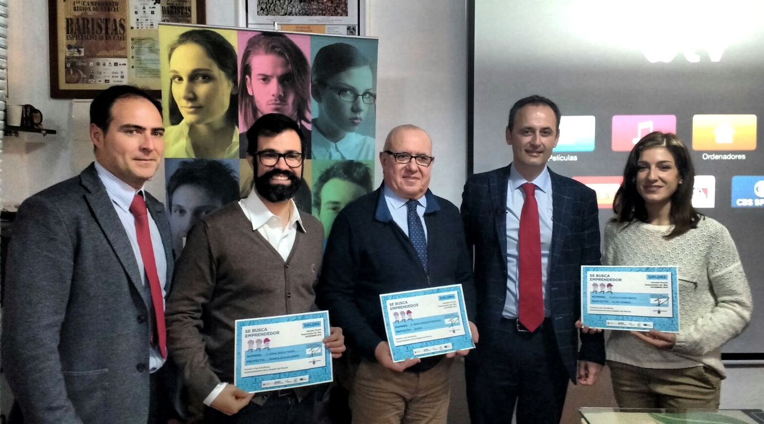 El director del Instituto de Fomento, Javier Celdrán, junto a representantes de Ceeic y los ganadores del premio 'Emprendedor del Mes' correspondiente al cuarto trimestre de 2016