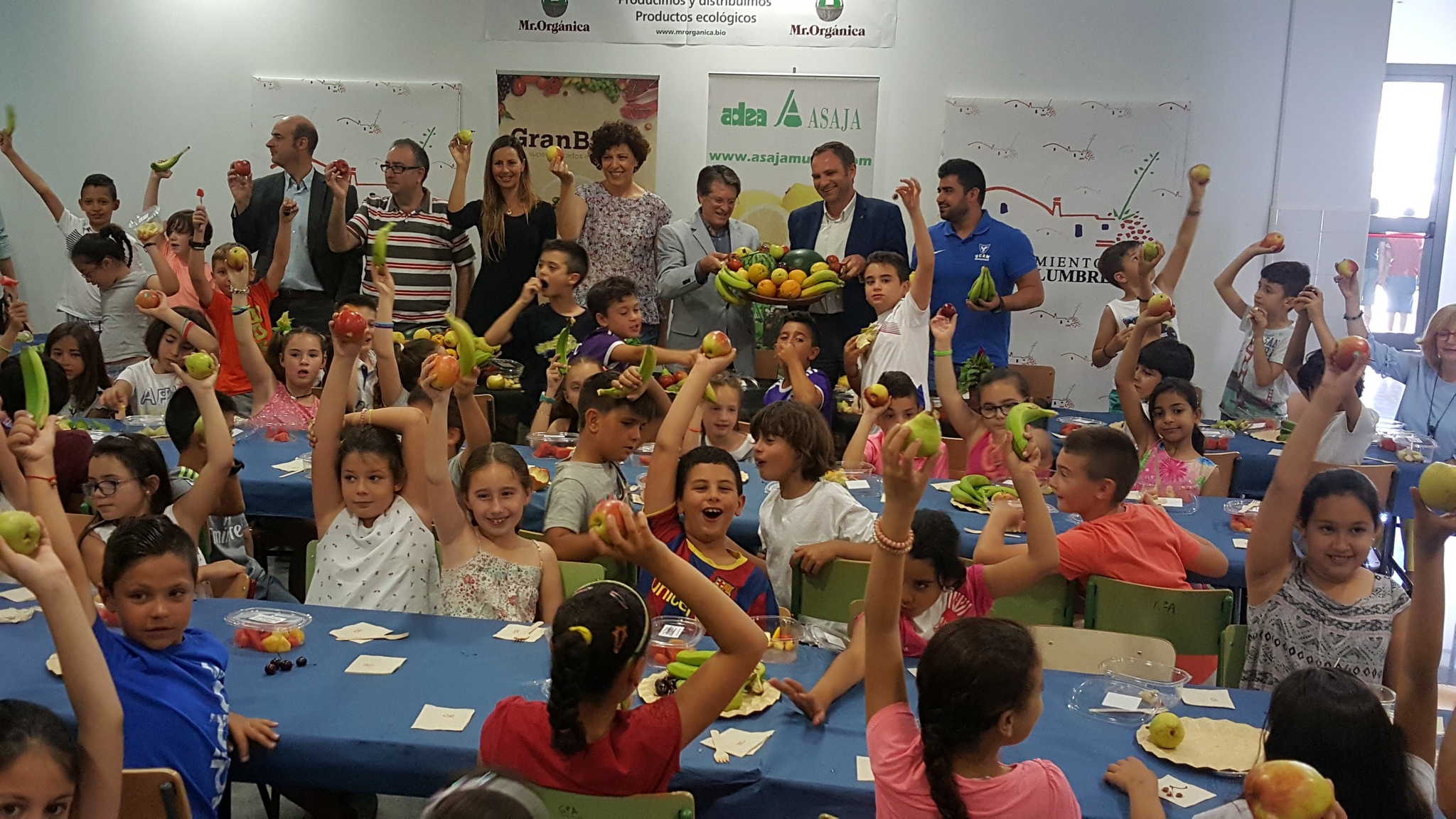El consejero y la alcaldesa de Puerto Lumbreras presentan la campaña Niños Sanos, acompañados por los responsables de Asaja Murcia y Mr. Orgánica