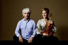 Imagen promocional de Isabelle Faust y Giovanni Antonini realizada por Felix Broede