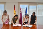 La consejera de Política Social, Familias e Igualdad, Conchita Ruiz, junto a la decana del Colegio de Psicología de la Región de Murcia, Pilar Martín,...