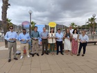 La consejera Sara Rubira junto a productores de fruta de hueso de Apoexpa y representantes del Puerto de Cartagena y el Ayuntamiento de Cartagena...