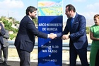 El presidente del Gobierno de la Región de Murcia, Fernando López Miras, y el ministro de Transportes y Movilidad Sostenible, Óscar Puente, durante...