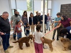 La consejera de Política Social participa junto con D´Genes en la entrega de cinco perros de terapia a familias que conviven con enfermedades rar...