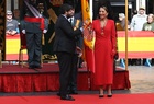 El presidente López Miras, junto a la empresaria Encarna Piñero, que ha sido la madrina de la entrega de la bandera a la Guardia Civil